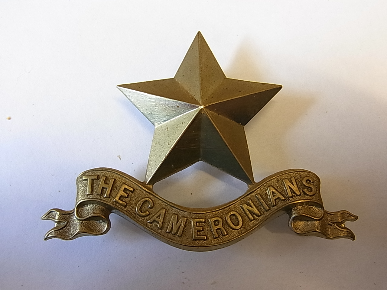 British WWI The Cameronians Scottish Rifles Pipers badge (White-Metal, three lug fixing)