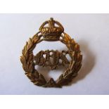 The Queen's Bays (2nd Dragoon Guards) WWI/II Cap badge (Brass, lugs) K&K: 737