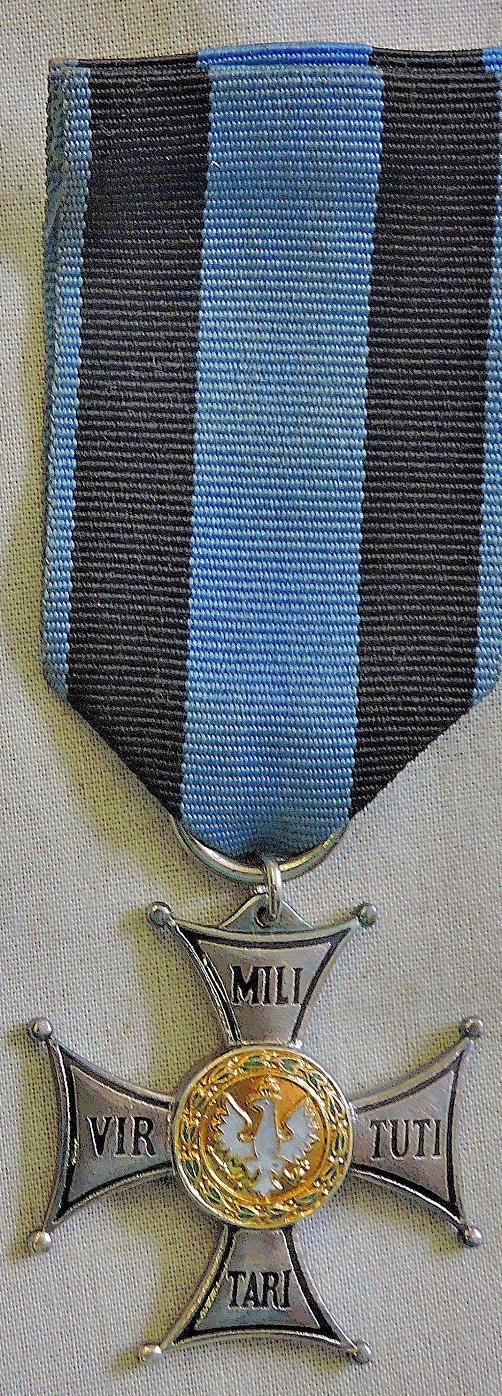 Polish WWII Virtuti Militari Medal (Sold as is)