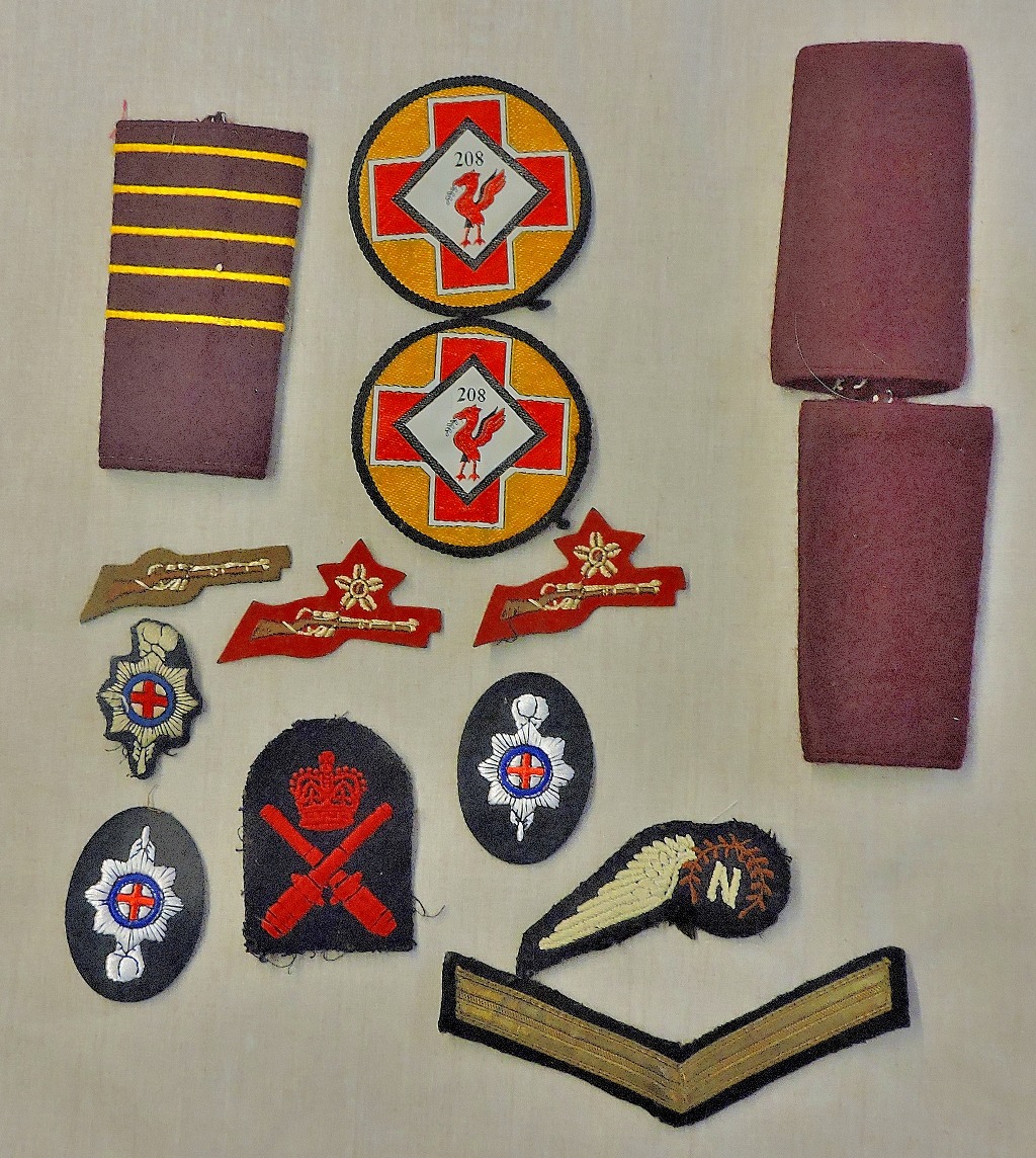 British Cloth trade patches (15) Includes: Navigator, rank chevron, epaulettes, Coldstream guards,