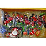 W. Britain (1988) and Del Prado - A collection of 14 metal soldiers including drummers and pipers in