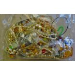 Jewellery-Bag of mixed jewellery, good lot.