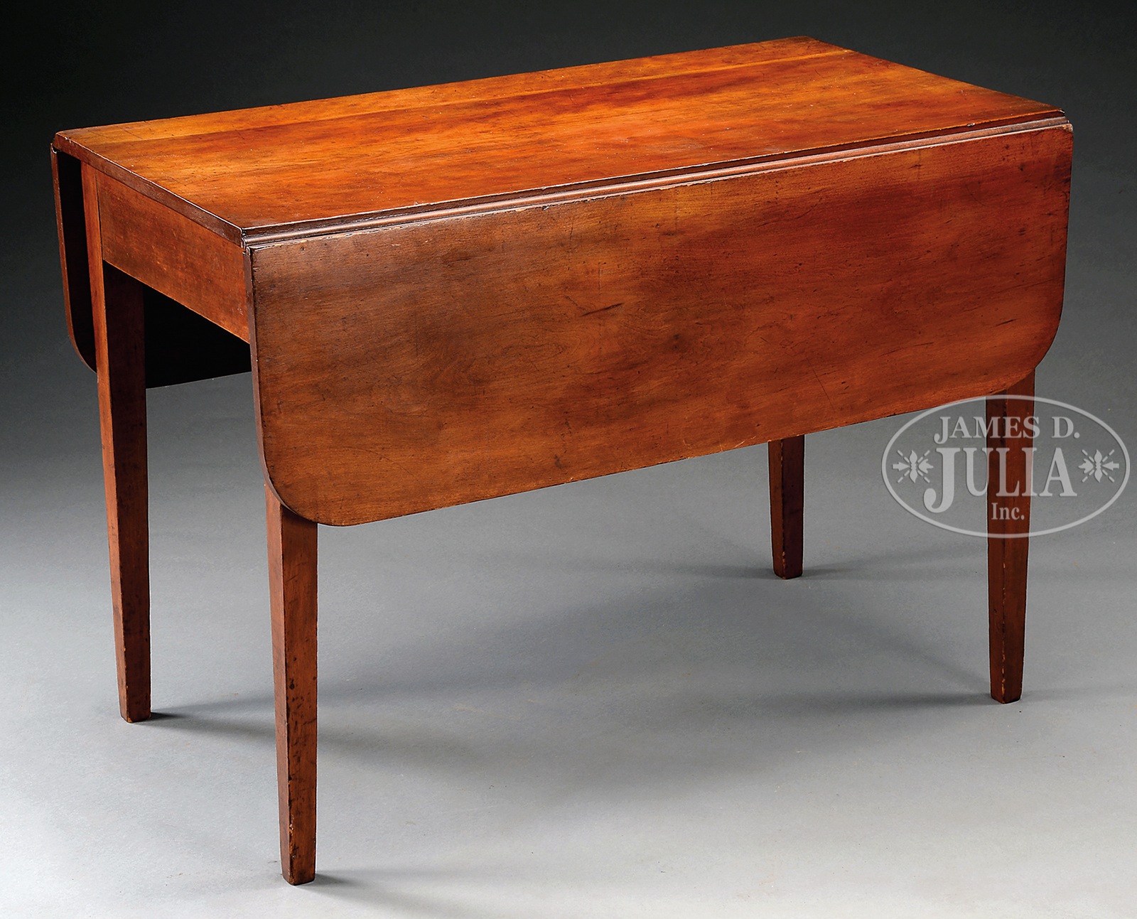 HEPPLEWHITE DROP LEAF TABLE OF INTERMEDIATE SIZE. First quarter 19th century, New England. Typical