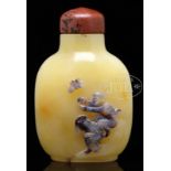 CARVED AGATE MONKEY'S SNUFF BOTTLE. 19/20th century. The snuff bottle is of slightly flattened