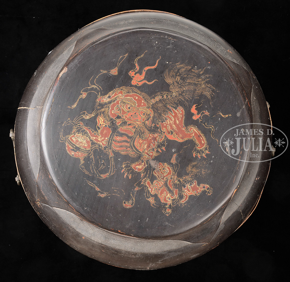 LACQUER DRUM FORM "FOO LION" CONTAINER AND HUALI PORTABLE JEWELRY BOX. - Image 2 of 4