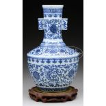 BLUE AND WHITE PORCELAIN VASE.