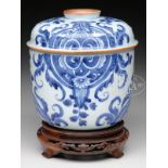 BLUE AND WHITE COVERED PORCELAIN VESSEL.