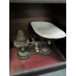 KITCHEN SCALES, cast iron base kitchen scales with enamel pan and assorted weights