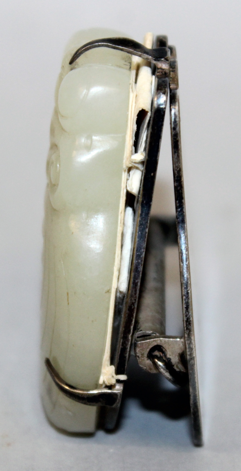 A GOOD 19TH/20TH CENTURY CHINESE CELADON JADE MODEL OF A MOTH, mounted on a silver-metal clip, the - Image 4 of 5