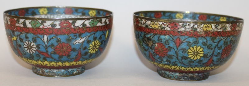 A GOOD PAIR OF 17TH CENTURY CHINESE LATE MING DYNASTY CLOISONNE BOWLS, each decorated with formal - Image 2 of 7