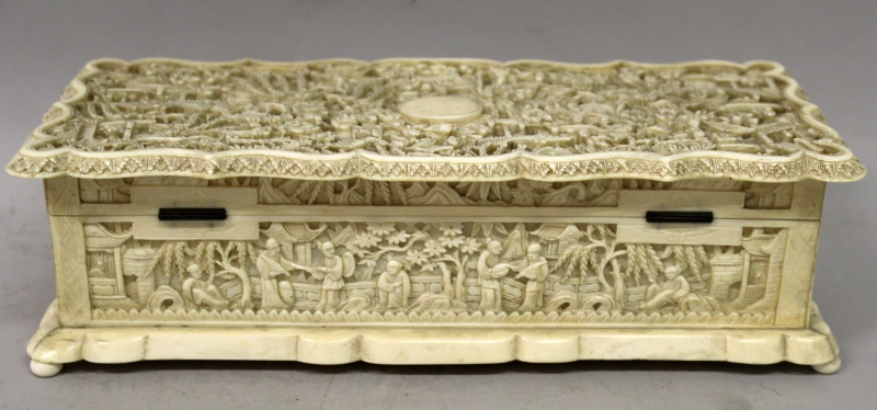 A GOOD 19TH CENTURY CHINESE CANTON IVORY CASKET, the shaped and hinged cover carved in deep relief - Image 3 of 9