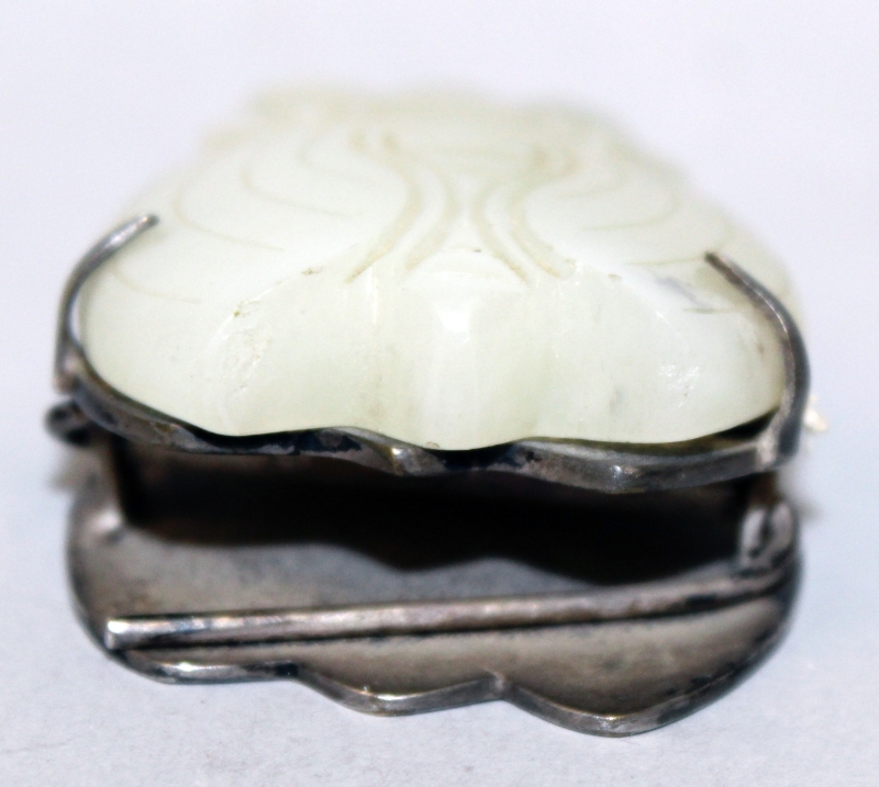 A GOOD 19TH/20TH CENTURY CHINESE CELADON JADE MODEL OF A MOTH, mounted on a silver-metal clip, the - Image 5 of 5