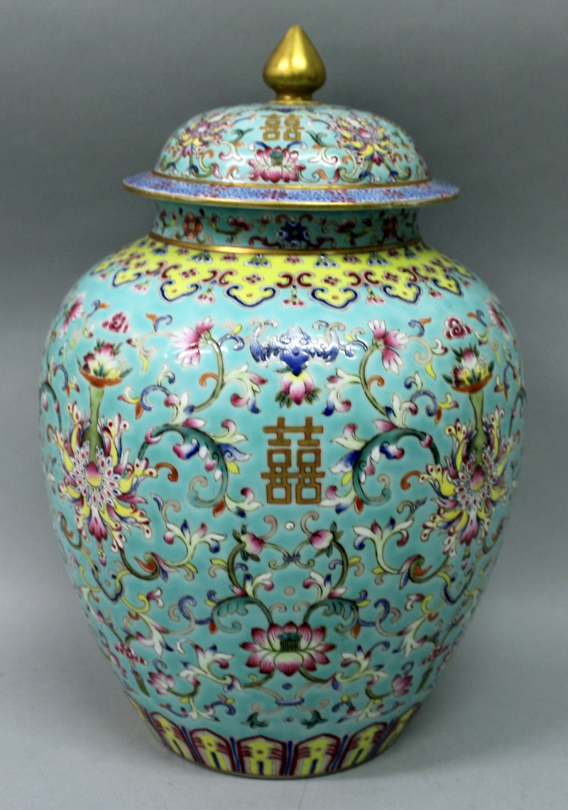 A GOOD QUALITY CHINESE DAOGUANG MARK & PERIOD TURQUOISE GROUND FAMILLE ROSE PORCELAIN JAR & COVER, - Image 3 of 8