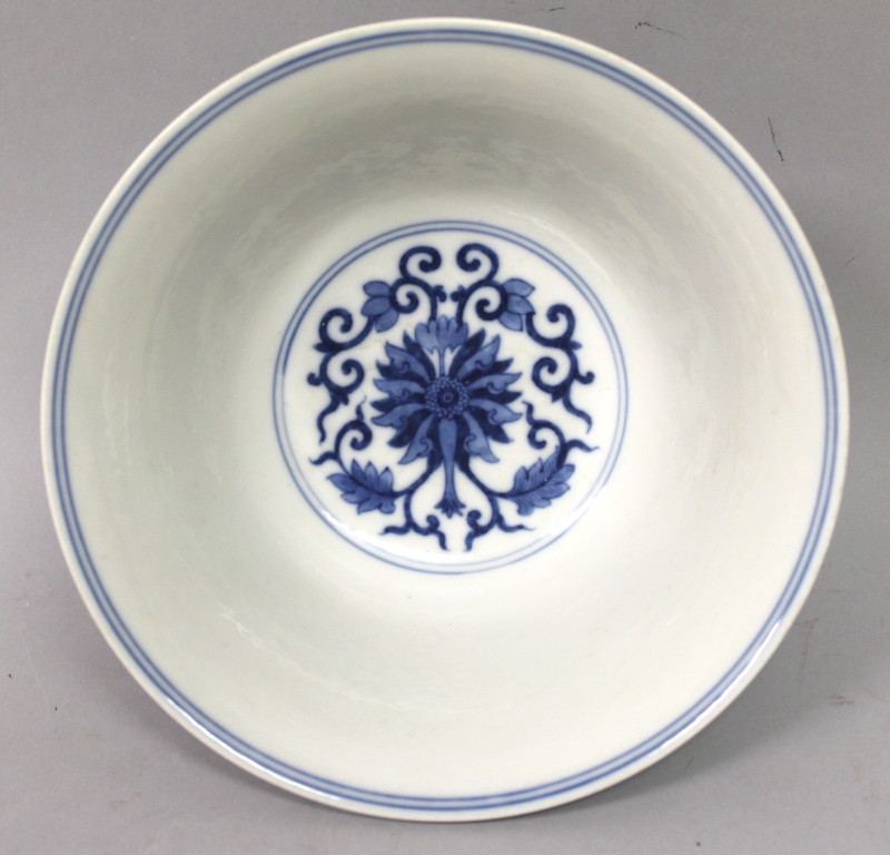 A PAIR OF GOOD QUALITY CHINESE BLUE & WHITE PORCELAIN BOWLS, each decorated with a formal design - Image 4 of 6