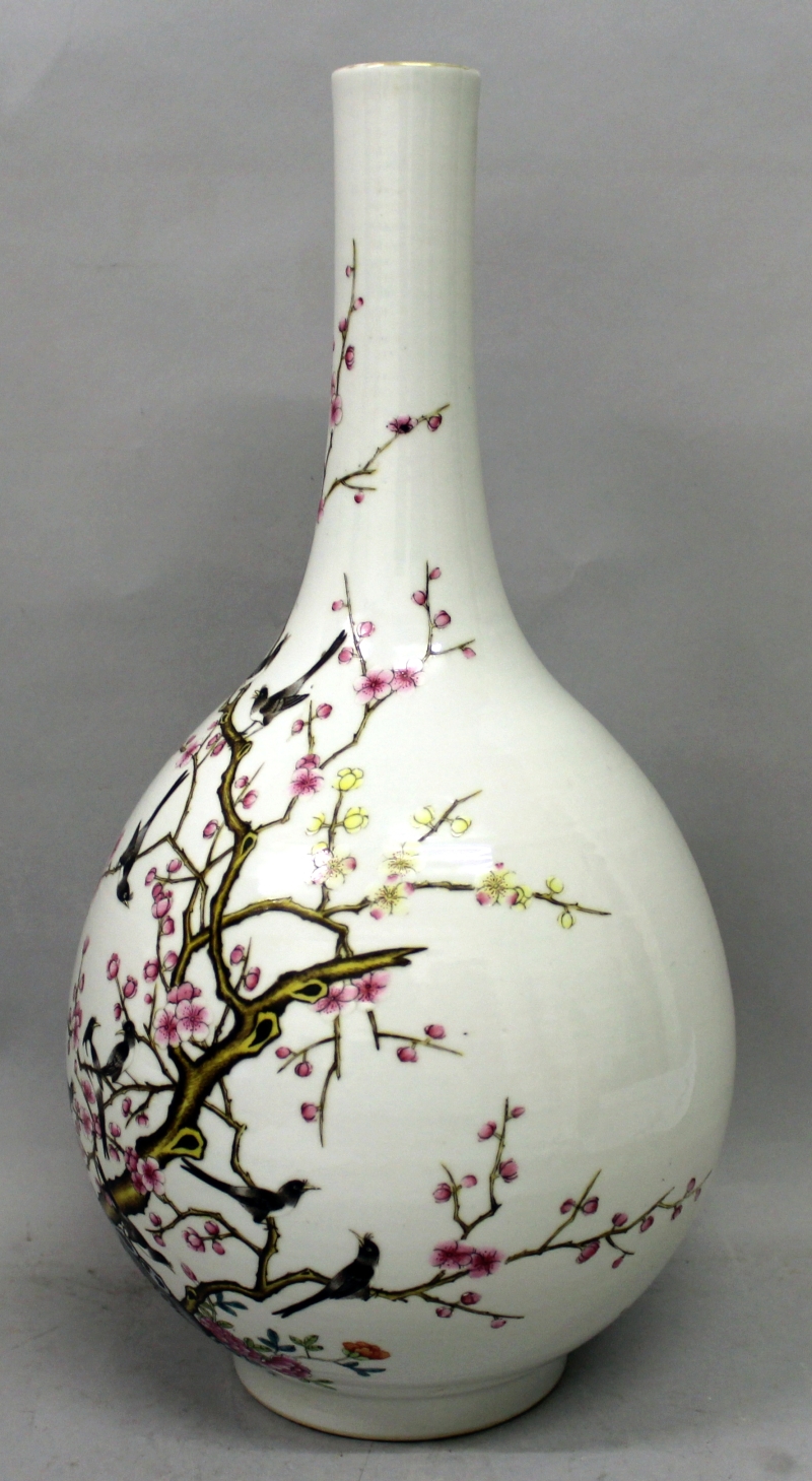 A GOOD QUALITY CHINESE FAMILLE ROSE PORCELAIN BOTTLE VASE, the sides painted with birds in flight - Image 4 of 9