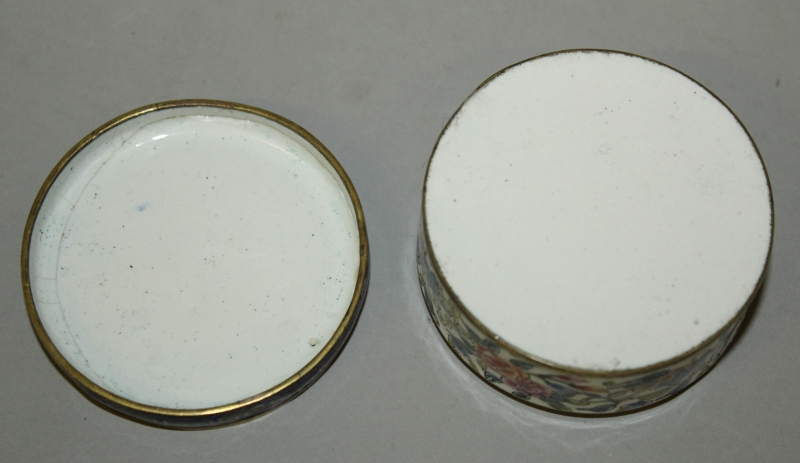 A SMALL GOOD QUALITY 18TH CENTURY CHINESE QIANLONG PERIOD CANTON ENAMEL CIRCULAR BOX & COVER, the - Image 4 of 5