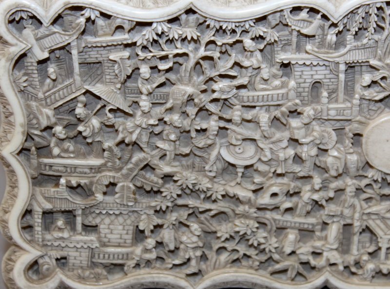 A GOOD 19TH CENTURY CHINESE CANTON IVORY CASKET, the shaped and hinged cover carved in deep relief - Image 7 of 9