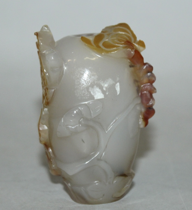 A GOOD 18TH/19TH CENTURY CHINESE AGATE SNUFF BOTTLE, carved in the form of a foliate shrouded gourd, - Image 2 of 4