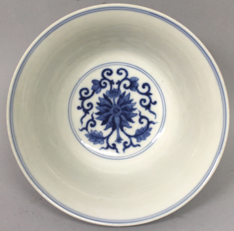 A PAIR OF GOOD QUALITY CHINESE BLUE & WHITE PORCELAIN BOWLS, each decorated with a formal design - Image 3 of 6