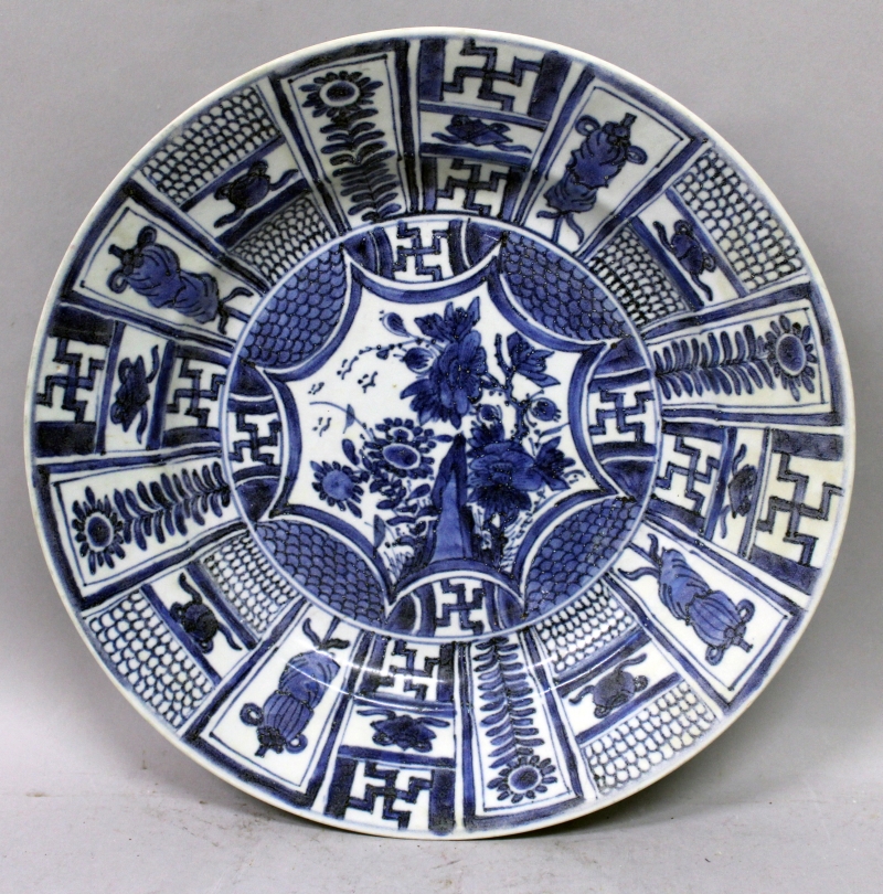 A GOOD LATE 17TH CENTURY CHINESE KANGXI PERIOD KRAAK STYLE SHIPWRECK PORCELAIN PLATE, of larger than