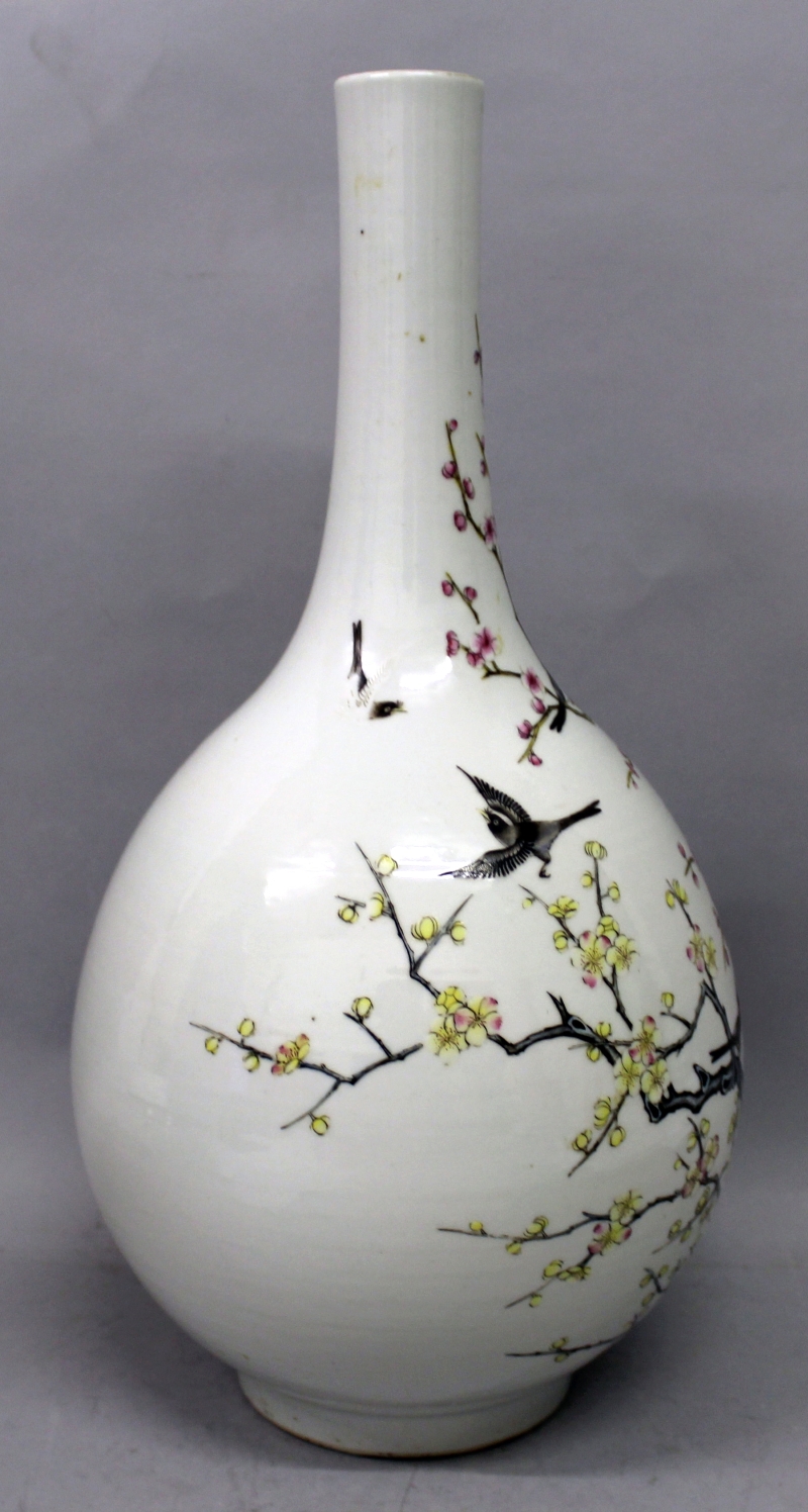 A GOOD QUALITY CHINESE FAMILLE ROSE PORCELAIN BOTTLE VASE, the sides painted with birds in flight - Image 2 of 9