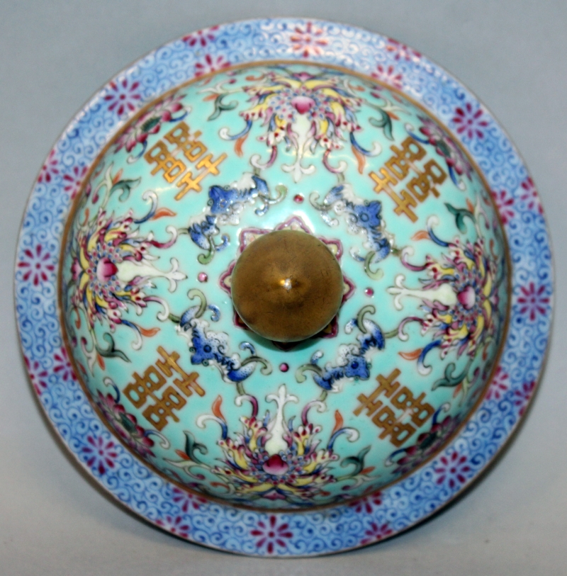 A GOOD QUALITY CHINESE DAOGUANG MARK & PERIOD TURQUOISE GROUND FAMILLE ROSE PORCELAIN JAR & COVER, - Image 5 of 8