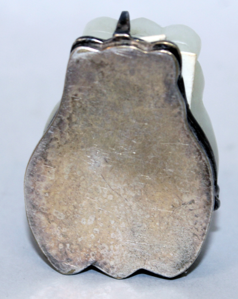 A GOOD 19TH/20TH CENTURY CHINESE CELADON JADE MODEL OF A MOTH, mounted on a silver-metal clip, the - Image 3 of 5