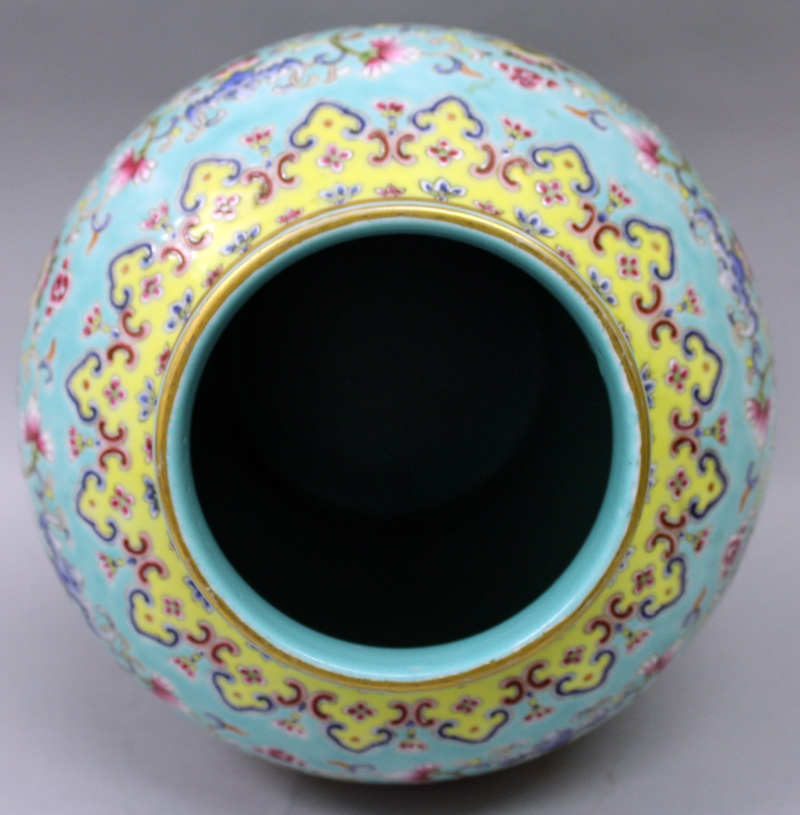 A GOOD QUALITY CHINESE DAOGUANG MARK & PERIOD TURQUOISE GROUND FAMILLE ROSE PORCELAIN JAR & COVER, - Image 6 of 8