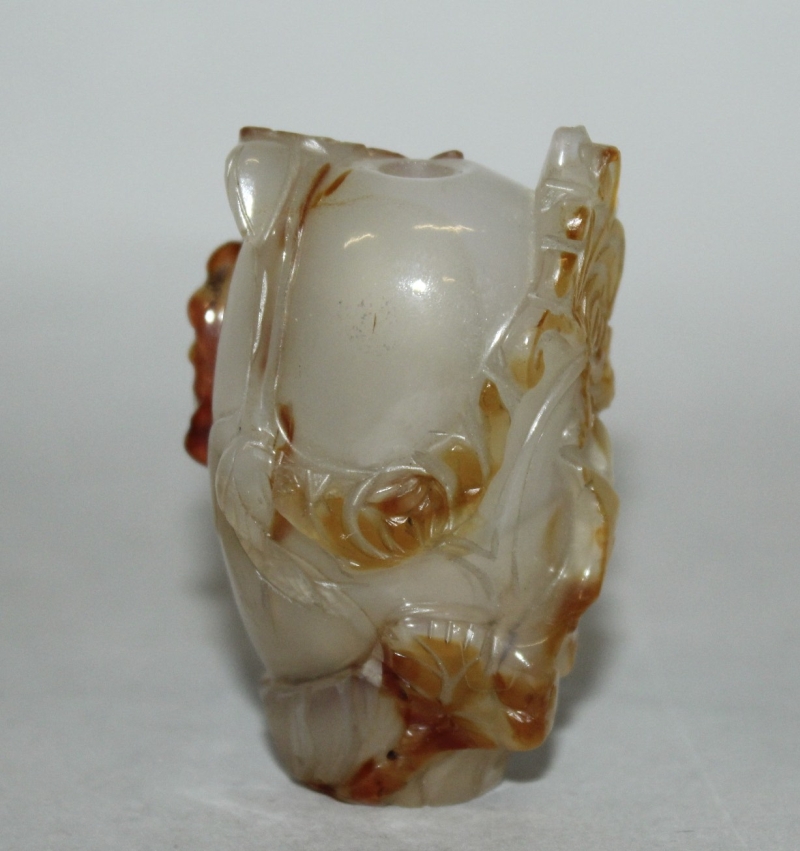 A GOOD 18TH/19TH CENTURY CHINESE AGATE SNUFF BOTTLE, carved in the form of a foliate shrouded gourd,