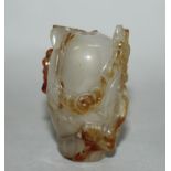 A GOOD 18TH/19TH CENTURY CHINESE AGATE SNUFF BOTTLE, carved in the form of a foliate shrouded gourd,