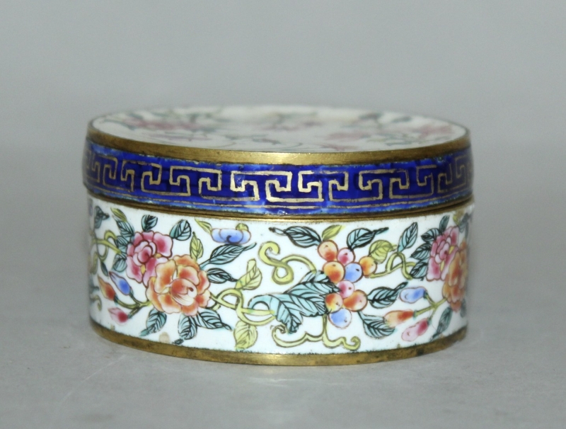 A SMALL GOOD QUALITY 18TH CENTURY CHINESE QIANLONG PERIOD CANTON ENAMEL CIRCULAR BOX & COVER, the - Image 2 of 5