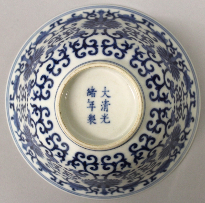 A PAIR OF GOOD QUALITY CHINESE BLUE & WHITE PORCELAIN BOWLS, each decorated with a formal design - Image 6 of 6