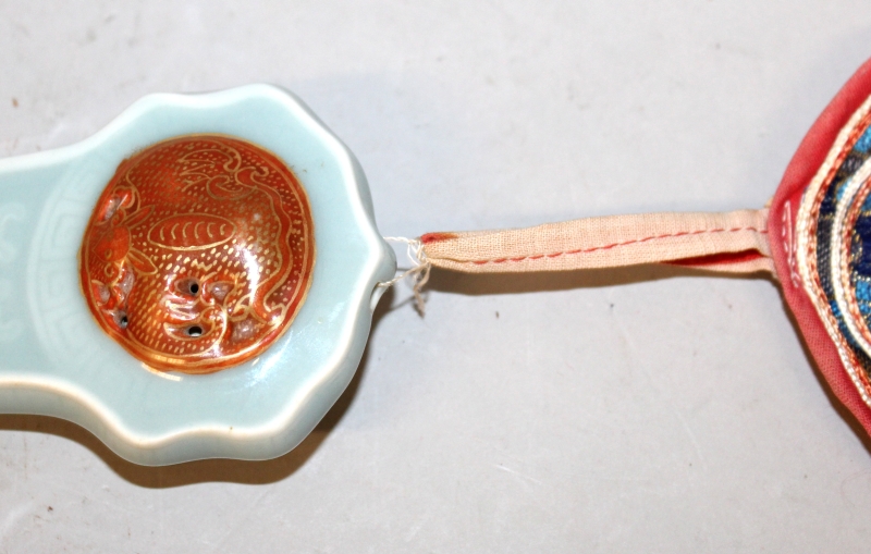 A GOOD QUALITY CHINESE CELADON PORCELAIN RUYI SCEPTRE, moulded with pierced iron-red and gilded - Image 10 of 10