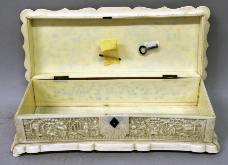 A GOOD 19TH CENTURY CHINESE CANTON IVORY CASKET, the shaped and hinged cover carved in deep relief - Image 8 of 9