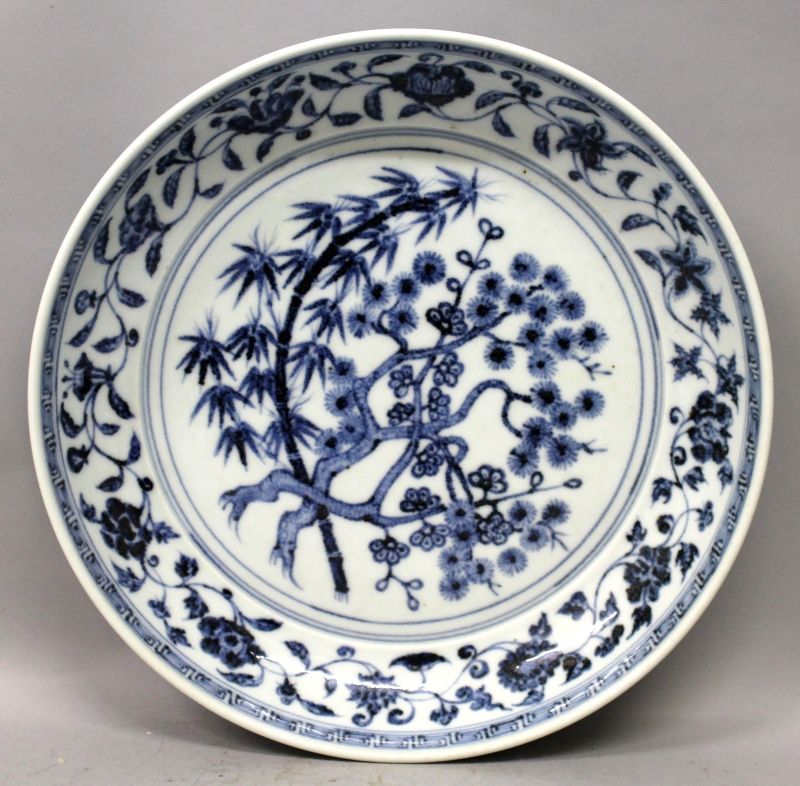 A CHINESE BLUE & WHITE MING STYLE PORCELAIN DISH, painted to the centre with the 'Three Friends',