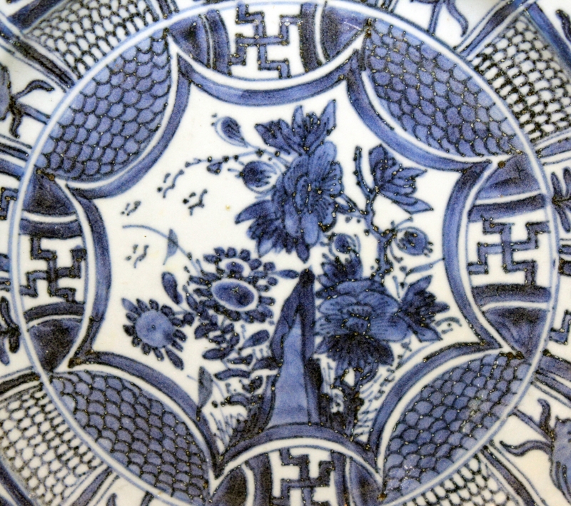 A GOOD LATE 17TH CENTURY CHINESE KANGXI PERIOD KRAAK STYLE SHIPWRECK PORCELAIN PLATE, of larger than - Image 3 of 6