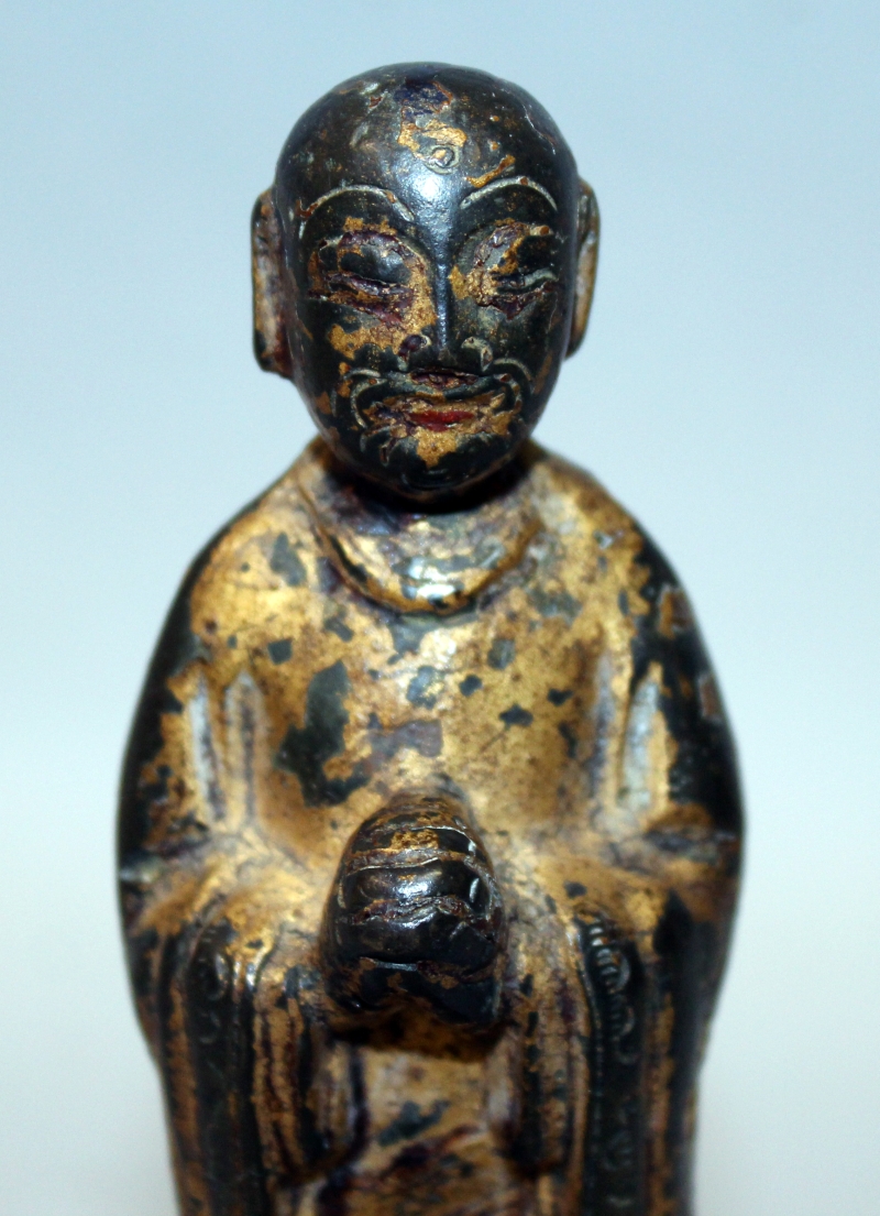 A GOOD 16TH/17TH CENTURY CHINESE GILT & LACQUERED BRONZE FIGURE OF A PRIEST, standing in flowing - Image 5 of 6