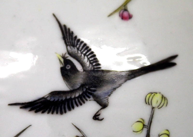 A GOOD QUALITY CHINESE FAMILLE ROSE PORCELAIN BOTTLE VASE, the sides painted with birds in flight - Image 7 of 9
