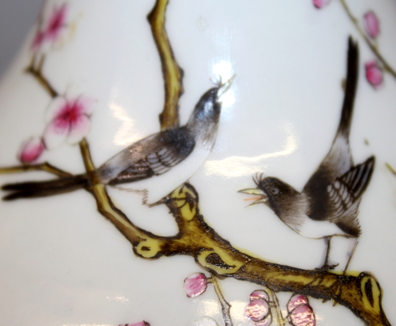 A GOOD QUALITY CHINESE FAMILLE ROSE PORCELAIN BOTTLE VASE, the sides painted with birds in flight - Image 6 of 9