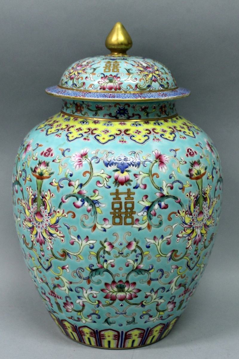 A GOOD QUALITY CHINESE DAOGUANG MARK & PERIOD TURQUOISE GROUND FAMILLE ROSE PORCELAIN JAR & COVER,