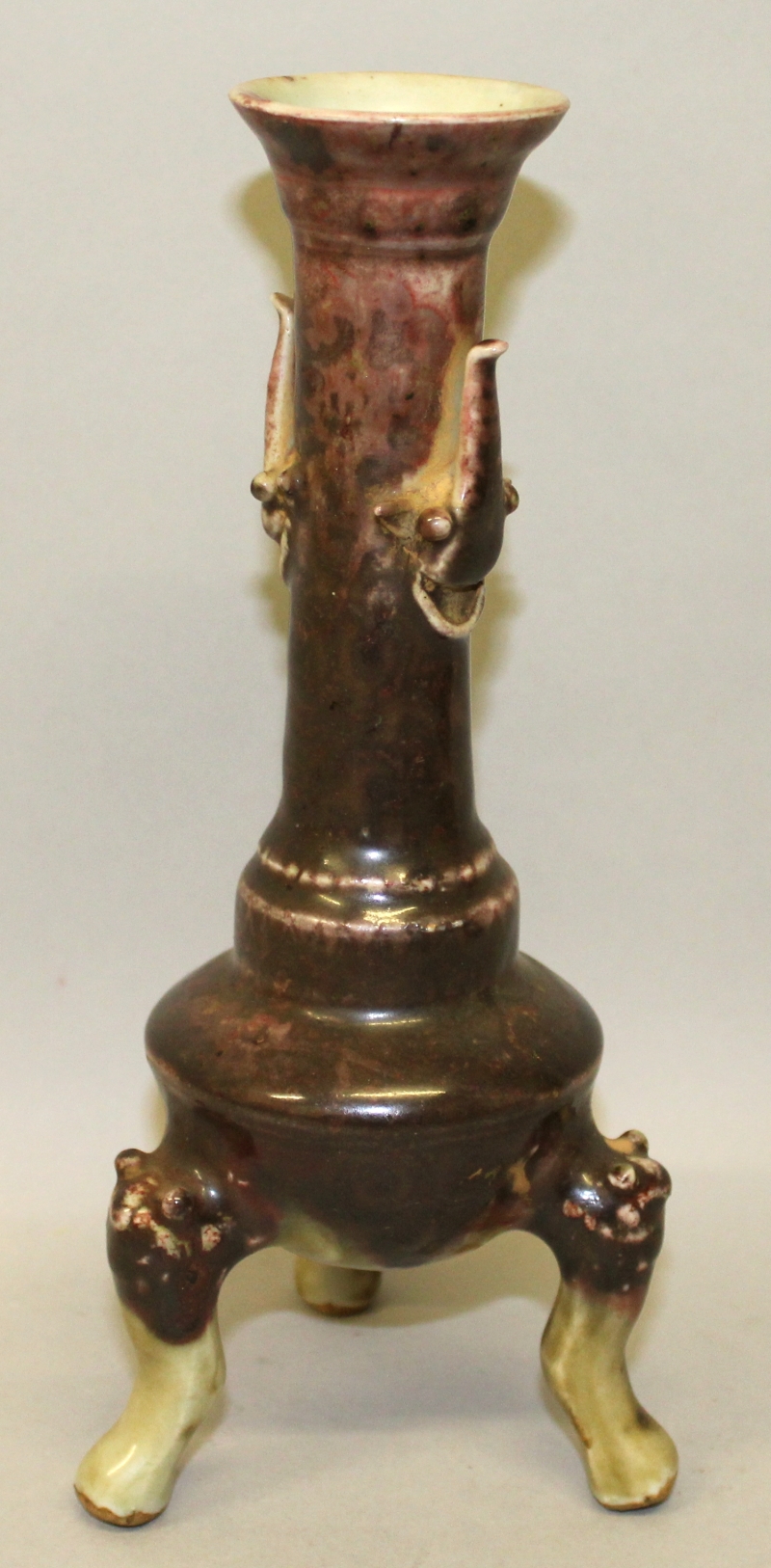 AN UNUSUAL CHINESE PORCELAIN TRIPOD CANDLESTICK, applied with a purple-red glaze and with inverted - Image 2 of 5