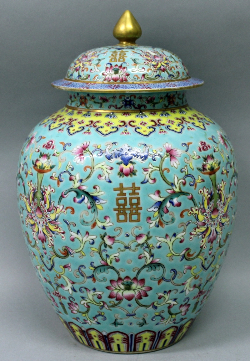 A GOOD QUALITY CHINESE DAOGUANG MARK & PERIOD TURQUOISE GROUND FAMILLE ROSE PORCELAIN JAR & COVER, - Image 2 of 8