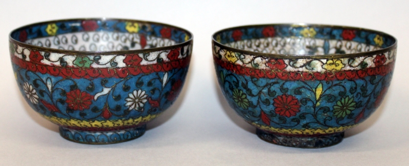 A GOOD PAIR OF 17TH CENTURY CHINESE LATE MING DYNASTY CLOISONNE BOWLS, each decorated with formal - Image 4 of 7