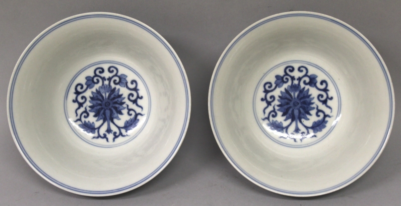 A PAIR OF GOOD QUALITY CHINESE BLUE & WHITE PORCELAIN BOWLS, each decorated with a formal design - Image 2 of 6