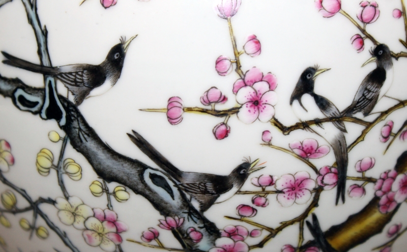 A GOOD QUALITY CHINESE FAMILLE ROSE PORCELAIN BOTTLE VASE, the sides painted with birds in flight - Image 5 of 9