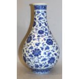 A GOOD QUALITY CHINESE BLUE & WHITE MING STYLE PORCELAIN VASE, the sides of the pear-form body