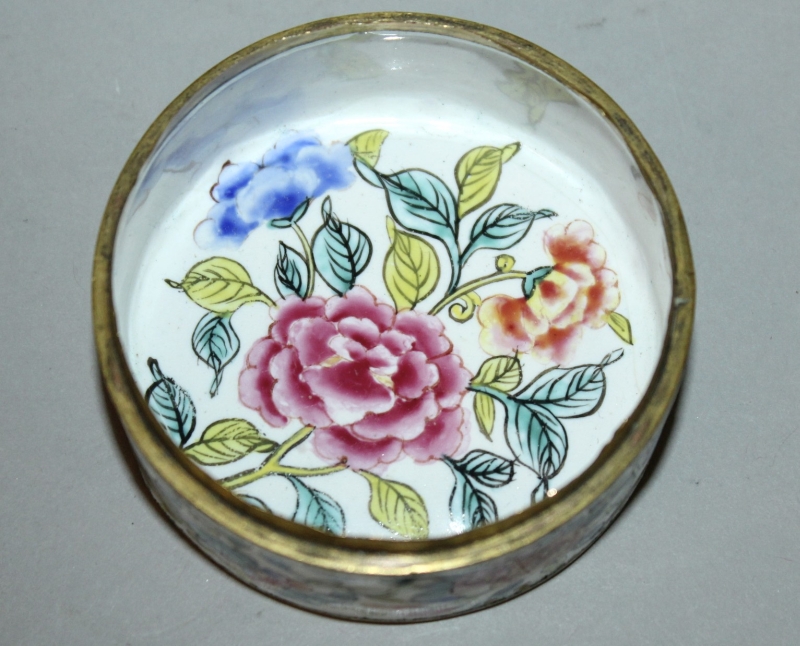 A SMALL GOOD QUALITY 18TH CENTURY CHINESE QIANLONG PERIOD CANTON ENAMEL CIRCULAR BOX & COVER, the - Image 5 of 5
