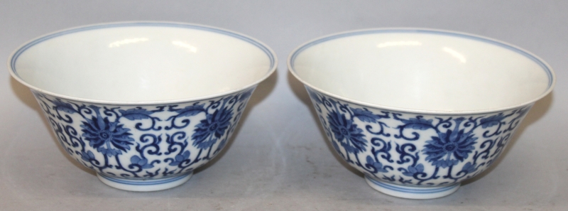 A PAIR OF GOOD QUALITY CHINESE BLUE & WHITE PORCELAIN BOWLS, each decorated with a formal design