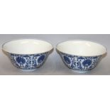 A PAIR OF GOOD QUALITY CHINESE BLUE & WHITE PORCELAIN BOWLS, each decorated with a formal design