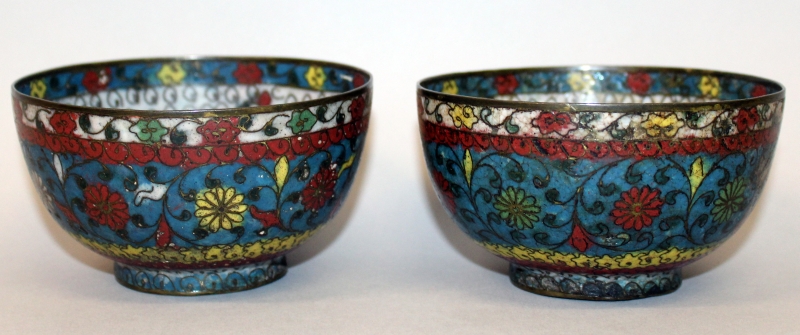 A GOOD PAIR OF 17TH CENTURY CHINESE LATE MING DYNASTY CLOISONNE BOWLS, each decorated with formal - Image 3 of 7